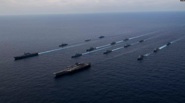 美国与盟国的海军舰只在菲律宾海参加2021年联合年度军演