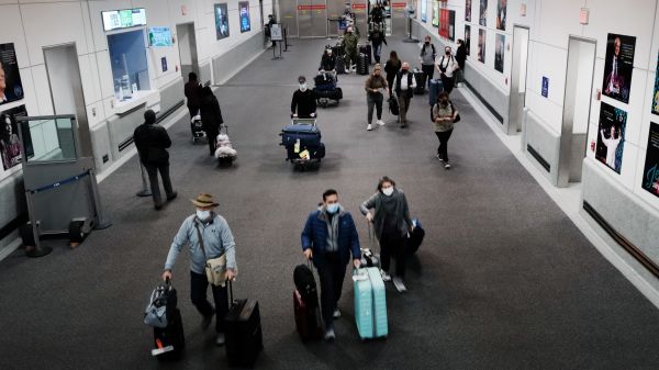国际旅客抵达美国新泽西纽瓦克（Newark）国际机场。