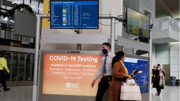 2021年11月30日，美国纽瓦克机场一块标牌指示做COVID-19测试地点。（图片来源： Spencer Platt/Getty Images）