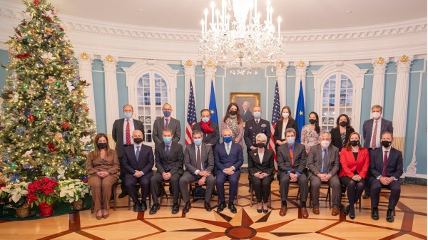 2021年12月2日，美國副國務卿謝爾曼和歐盟歐盟對外行動事務秘書長薩尼諾 (Stefano Sannino) 舉行第二輪高層會議。（圖片來源：美國國務院臉書）