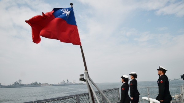 臺灣海軍士兵們在向中華民國國旗致敬。