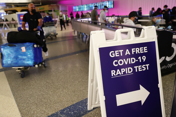 2021年12月1日，加利福尼亚州报告了美国第一例omicron变种感染病例。图为12月3日，加州洛杉矶国际机场为国际到达旅客设置了快速检测新冠病毒Covid-19的检测点。（图片来源：Mario Tama/Getty Images）