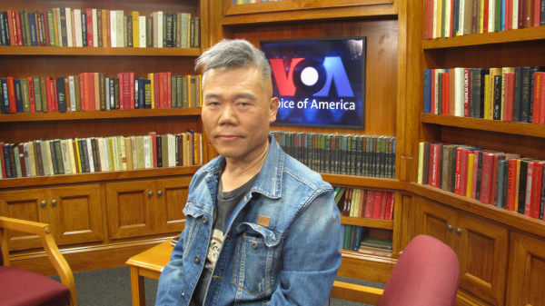 中国著名左派学者司马南2012年11月在美国之音接受采访。
