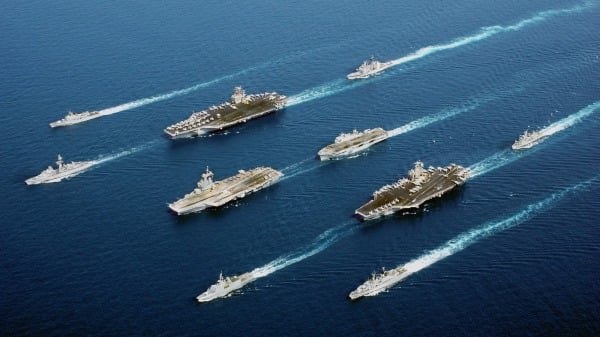 来自五国的海军舰艇以阅兵队形航行。
