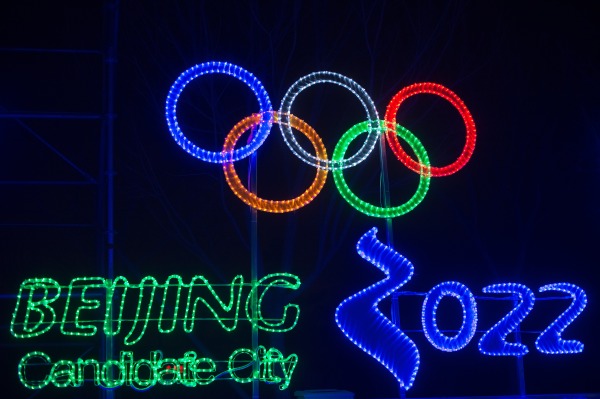 圖為2017年2月11日在北京燈會上展出的奧運五環彩燈，和寫有「北京候選城市」和「2022」字樣的彩燈。（圖片來源：NICOLAS ASFOURI/AFP via Getty Images）