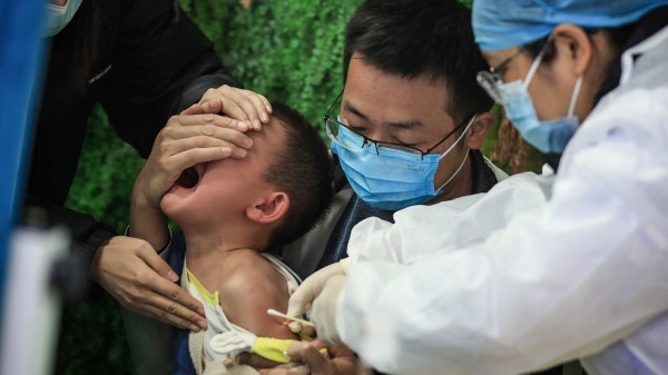 021 年 11 月 12 日，一名兒童在湖北省武漢市接種 Covid-19 冠狀病毒疫苗