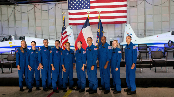 2021年12月6日，入选美国宇航局宇航员候选人的10位实习宇航员在宣布活动上合影。