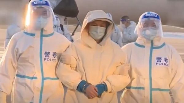2021年12月1日，被北京当局列为“红通人员”的范继萍被引渡回国。（图片来源：视频截图）