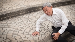 为什么老人摔倒了却无人敢扶(组图)