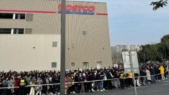 蘇州Costco開業市民凌晨3點排隊救護車待命(圖)