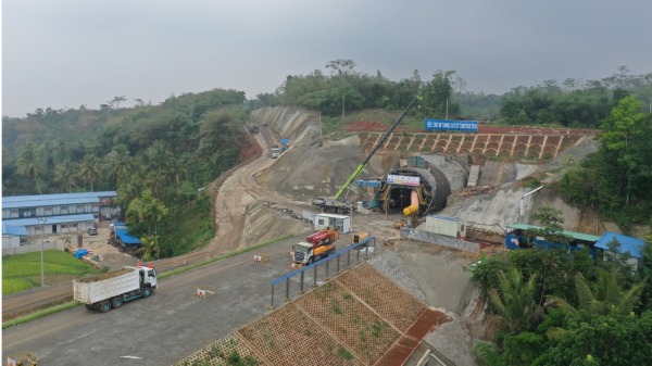雅万高铁为中国“一带一路”下的印尼工程，其连接首都雅加达和西爪哇省的省府万隆。