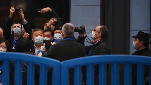 2021年1月31日，彼得・本・恩布雷克（Peter Ben Embarek）（2 R）和世卫团队的其他成员在武汉调查Covid-19冠状病毒的起源，并参观了武汉市封闭的华南海鲜批发市场。