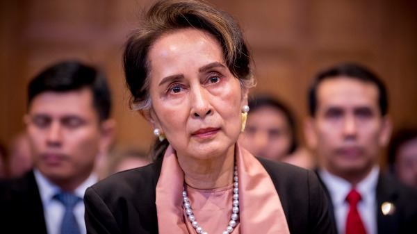 先前緬甸遭控屠殺羅興亞人涉及種族滅絕罪，曾經獲諾貝爾和平獎的翁山蘇姬（前）於2019年12月出席國際法院聽證會