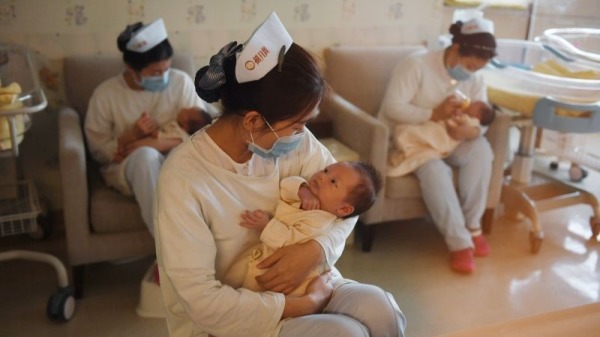 護士抱著嬰兒