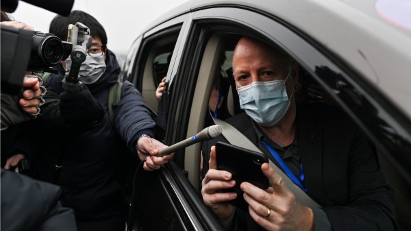 2021年2月3日，世界卫生组织专家达斯札克（ Peter Daszak）在到达武汉病毒研究所时接受媒体采访（图片来源：HECTOR RETAMAL/AFP via Getty Images）