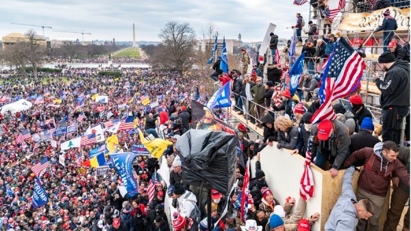 圖為2021年1月6日，華盛頓DC的國會山前的抗議人群，其中很多是川普總統支持者。