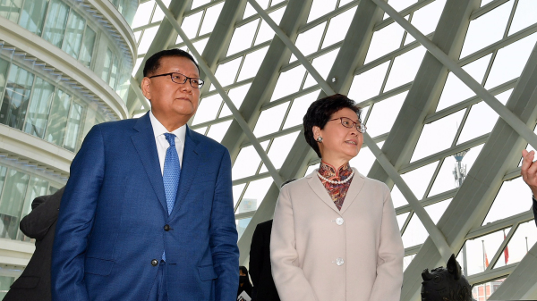圖為2019年3月4日，香港特首林鄭月娥在鳳凰衛視行政總裁劉長樂陪同下，在北京參觀鳳凰國際傳媒中心。（圖片來源：香港政府新聞網）