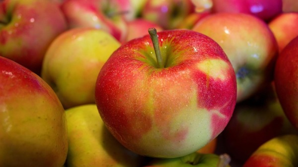苹果含有多种维生素,年货中必不可少的吉祥果。