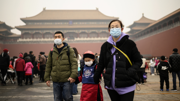 2021年2月13日大年初二，在北京故宮門前的一家人。