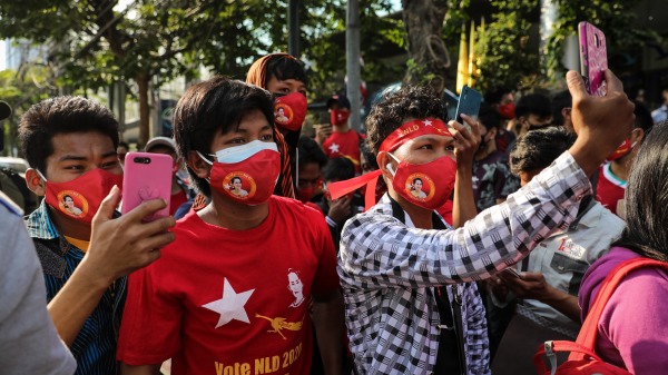 政变后在缅甸人在缅甸驻曼谷大使馆抗议