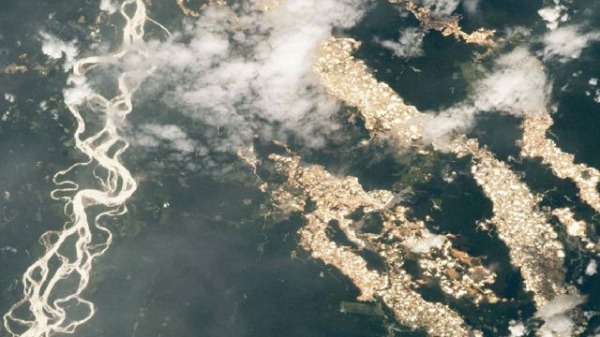 NASA拍摄的照片显示秘鲁采矿污染导致的“黄金河”。
