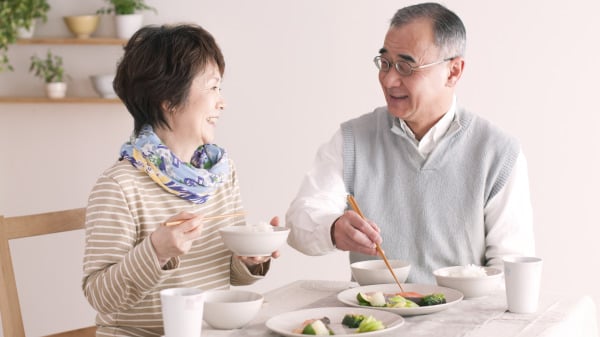 延缓衰老，饮食要保持清淡，少吃油腻食品。