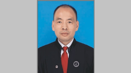 又一名中國維權律師被當局吊銷律師執照，盧思位律師雖因代表「12港人案」而遭此罰，但他表示自己不後悔。