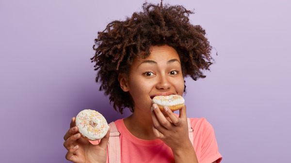 长时间大量吃甜食容易升高血糖，影响肾脏功能。
