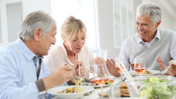 上了年紀的人消化系統功能下降，飲食要注意清淡