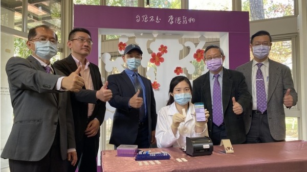 國立清華大學的生物醫學工程研究所的教授（左2）已成功研發出COVID19的病毒抗體的快篩試片，僅要一滴指尖血，經過15分鐘便能知道疫苗在施打者身上是否產生保護力。