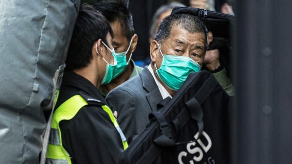 图为壹传媒创办人黎智英2月1日被押到终审法院出席保释上诉案聆讯。（图片来源：STR/AFP via Getty Images）