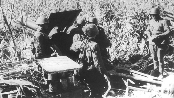 1941年7月，蘇聯士兵在敖德薩圍困戰中炮擊目標。