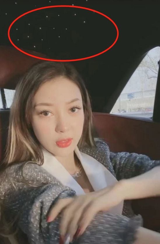 2月21日，郭美美坐在豪车里透过社交平台直播。（图片来源：网络）