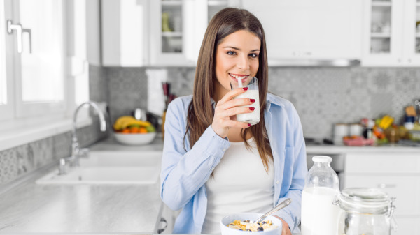 每天最好能喝一杯牛奶，补充钙含量，从而避免骨质疏松。