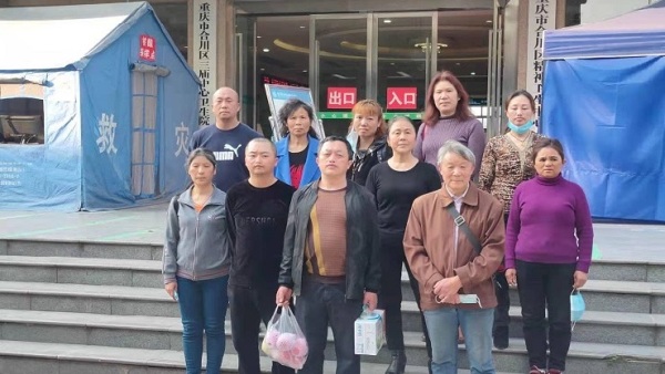 四川省重庆市多名维权公民去探望因维权而被政府精神病的维权者邓光英、张芬，但未能如愿。
