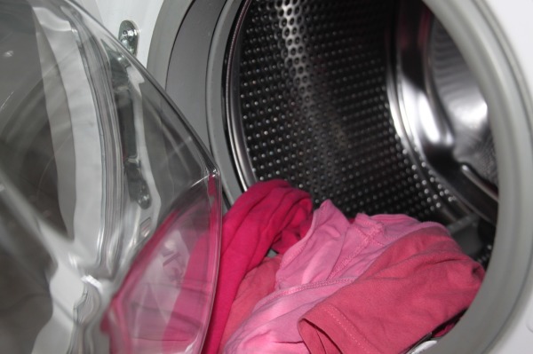 滚筒式洗衣机对好奇心旺盛的幼童来说是很有趣的设备，可能想要爬进去玩，家长要留意。