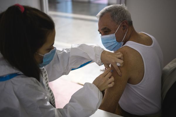 2021年2月12日，一名塞爾維亞男子在貝爾格萊德博覽會上接受了一劑中國製造的國藥Covid-19疫苗接種。