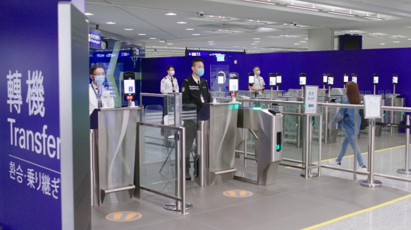香港机场2021年1月5日起增设“人脸辨识”登机闸口，引起各界疑虑。（图片来源：香港机管局）