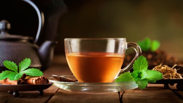 绿茶中抗氧化物质丰富，能够帮助肌肤保持弹性，维持年轻状态。
