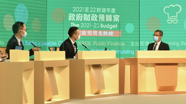 財政司長陳茂波在電視《財政預算案論壇》上被記者追問是否「愛黨」時，兩次結巴避答，引起網民熱議。（圖片來源：香港政府新聞處）