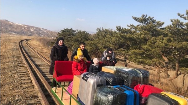 Nhà ngoại giao Nga tại Triều Tiên đi qua biên giới để về nước bằng cách tự đẩy xe đẩy. (Nguồn ảnh: Facebook / Bộ Ngoại giao Nga-МИДРоссии)