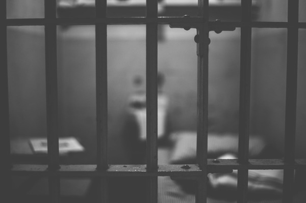 一名美國男子曾因販毒被判刑服監15年，在獄中靠著家人寄來教育影片的字幕自學，考入斯坦福大學。