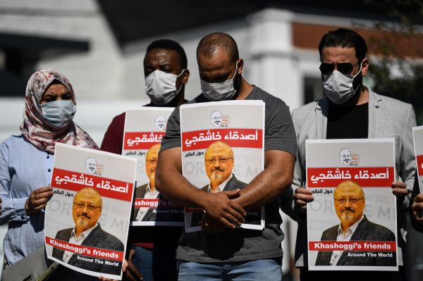 2020年10月2日，被謀殺的沙特記者卡舒吉的朋友們在沙烏地阿拉伯伊斯坦布爾領事館前抗議，紀念其遇害二週年。