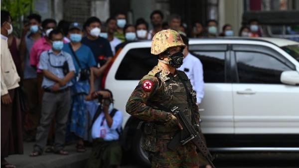 2月1日，緬甸發生政變，圖為2月2日，一名持槍軍人在把守