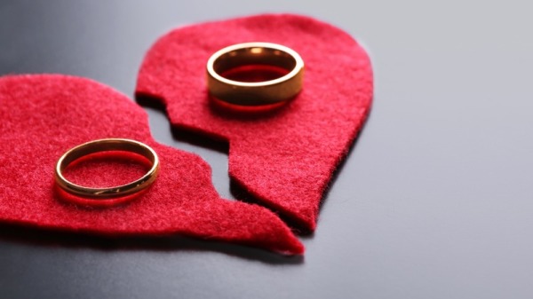 近日，中国民政部发布最新数据，一季度全国登记离婚人数为29.6万对，下降率冲破7成（图片来源：Adobe stock）