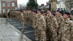 中共军官指挥英国军队执行国际任务(图)