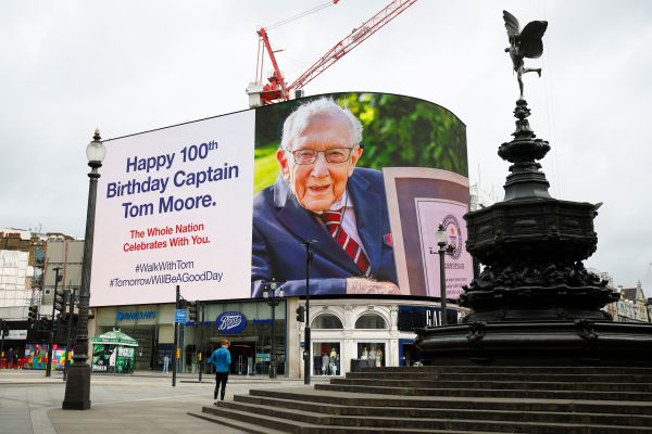 2020年4月30日，英國慶祝摩爾上尉的100歲生日，在倫敦皮卡迪利廣場的廣告板上，以巨大螢幕展示了摩爾上尉的照片。