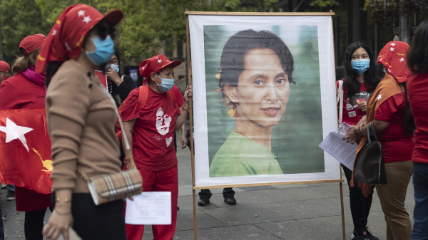 2021年2月3日，澳洲悉尼的抗議者們舉著昂山素姬的畫像抗議緬甸軍政府政變。