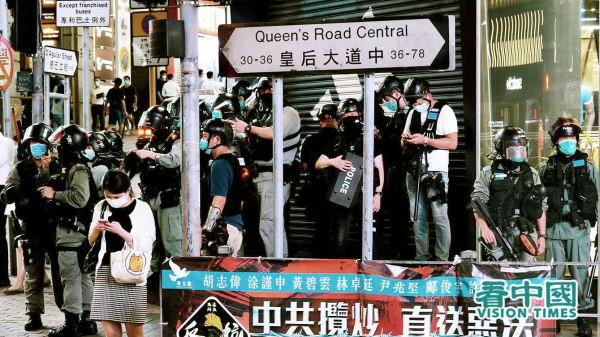 2020年6月9日，防暴警察在皇后大道中监视上街纪念反送中运动一周年的市民。（图片来源：庞大卫/看中国）