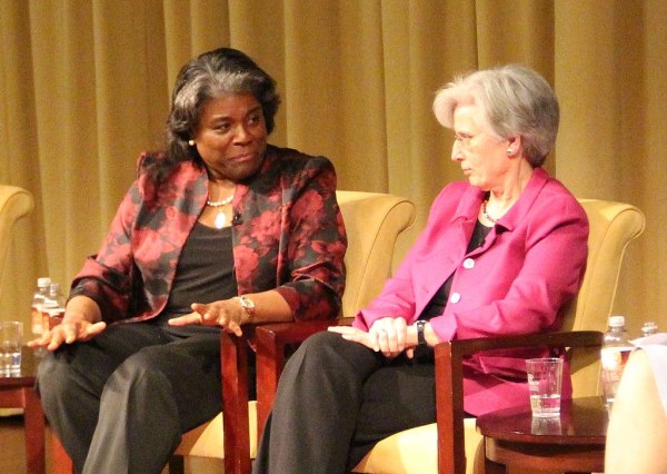 美國駐聯合國大使提名人湯瑪斯-葛林斐德（Linda Thomas-Greenfield）（左）